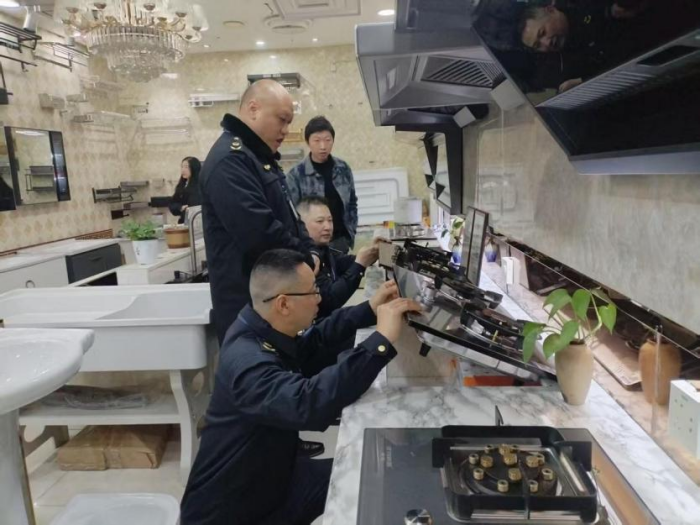 合江縣市場監(jiān)管局開展燃?xì)馄骶呒半娙∨鞯犬a(chǎn)品質(zhì)量檢查，確保家用電器零配件銷售安全