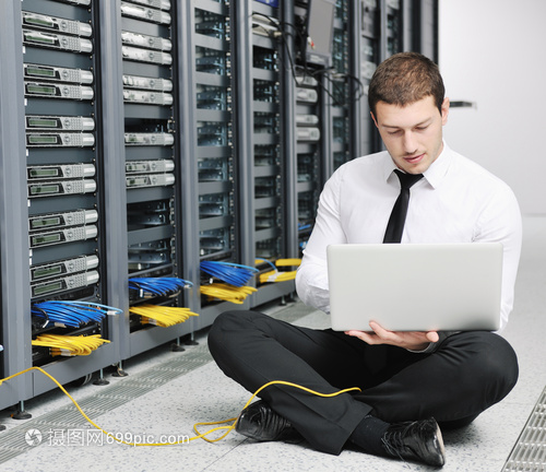 輕的IT工程師商務人員與薄的現代鋁筆記本電腦網絡服務器機房 計算機網絡工程